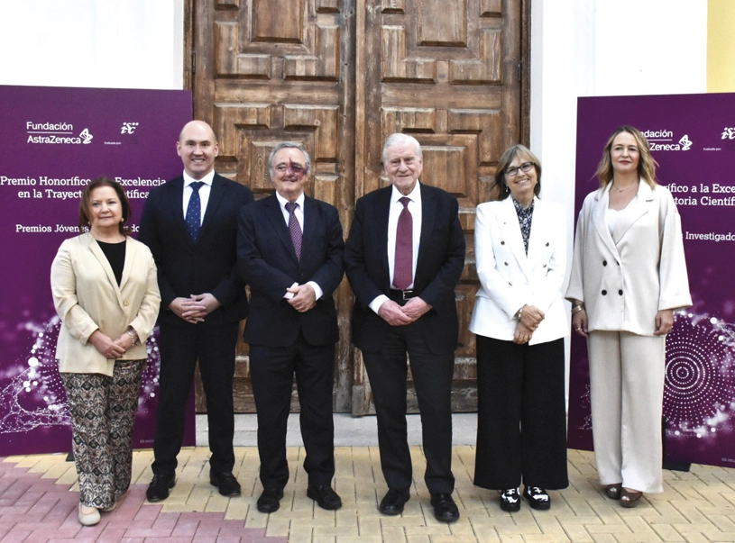 Dr Valentín Fuster receives the AstraZeneca Foundation Honorific Award for Excellence in Scientific Research.