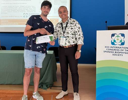 Alejandro recibe un premio por su póster en el XVII Congreso Internacional de la Sociedad Española de Biofísica