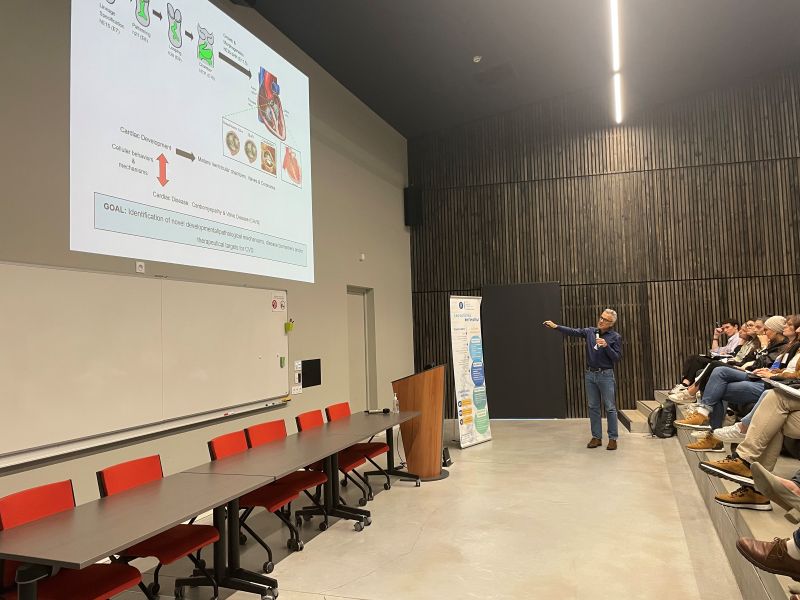 José Luis giving a talk at the Institute of Developmental Biology in Marseille (IDBM).